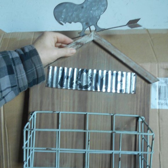 NEW IN BOX ROOSTER DECOR, WALL BASKET, FARM DECOR - Picture 4 of 6